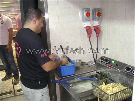 مئات الوجبات مجانا في افتتاح 