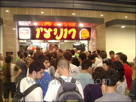 مئات الوجبات مجانا في افتتاح 