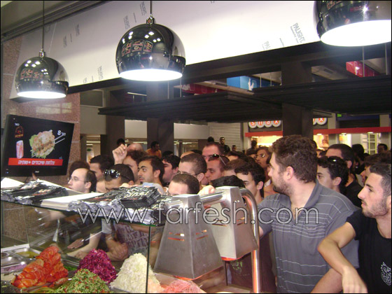 مئات الوجبات مجانا في افتتاح 