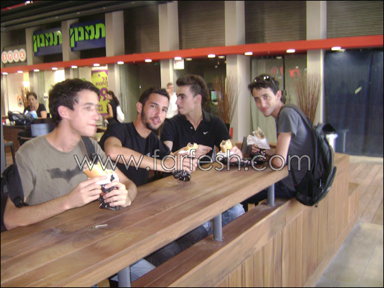 مئات الوجبات مجانا في افتتاح 