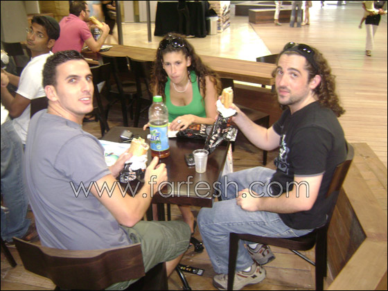 مئات الوجبات مجانا في افتتاح 