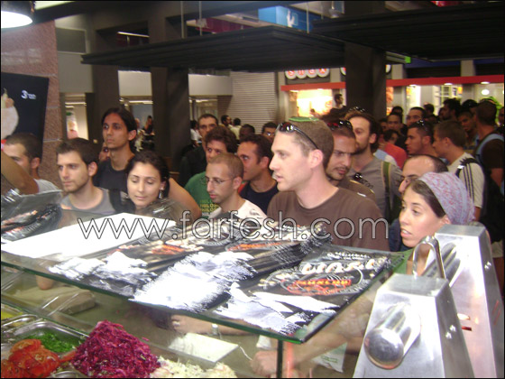 مئات الوجبات مجانا في افتتاح 