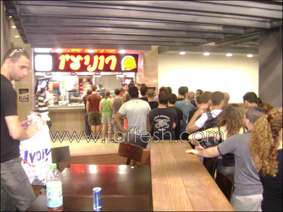 مئات الوجبات مجانا في افتتاح 