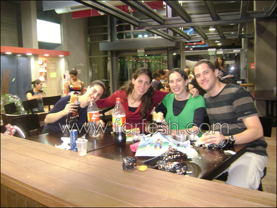 مئات الوجبات مجانا في افتتاح 