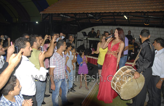 دومينيك تحيي حفلا بمناسبة عيد السيدة!!  صورة رقم 3