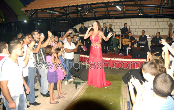 دومينيك تحيي حفلا بمناسبة عيد السيدة!!  صورة رقم 7