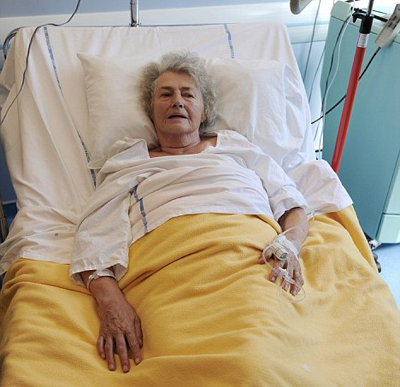 العثور على سبعينية قضت 7 ايام في منحدر بدون طعام أو شراب  صورة رقم 5