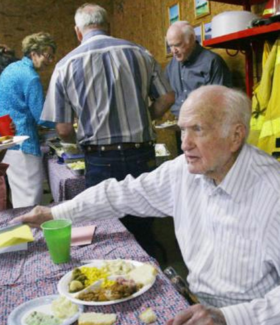 يبلغ الـ 100 عام ولا يزال واعظ متمسك بدينه كخشب الصنوبر!  صورة رقم 3