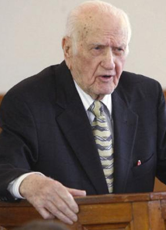 يبلغ الـ 100 عام ولا يزال واعظ متمسك بدينه كخشب الصنوبر!  صورة رقم 1