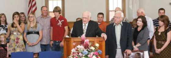 يبلغ الـ 100 عام ولا يزال واعظ متمسك بدينه كخشب الصنوبر!  صورة رقم 2