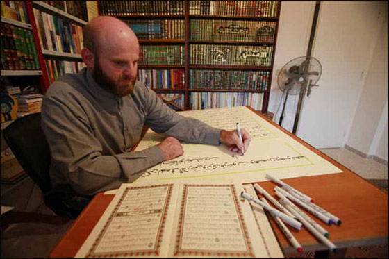 كتابة اكبر مصحف بخط اليد في العالم على يد لبناني! صورة رقم 4 كتابة اكبر مصحف بخط اليد في العالم على يد لبناني! صورة رقم 4