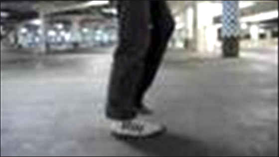 رجل يعاقب شابين بالرقص امام اعين الشرطة!! صورة رقم 1