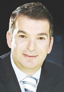 خليفة: مفيد فوزي يريد أن يصطاد بالماء العكر ويلعب على العنصرية صورة رقم 4