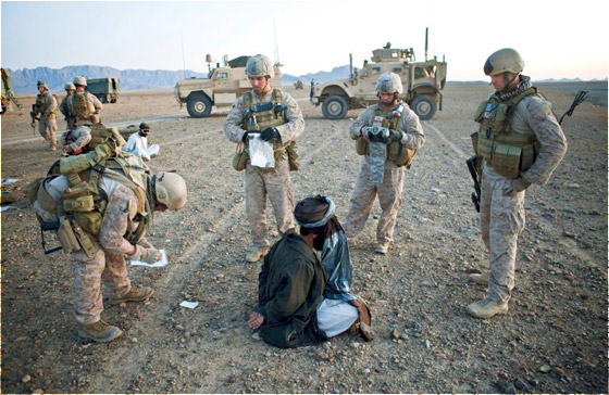 بهدف التسلية.. جنود أمريكيون يقطعون أصابع القتلى الأفغانيين!! صورة رقم 4