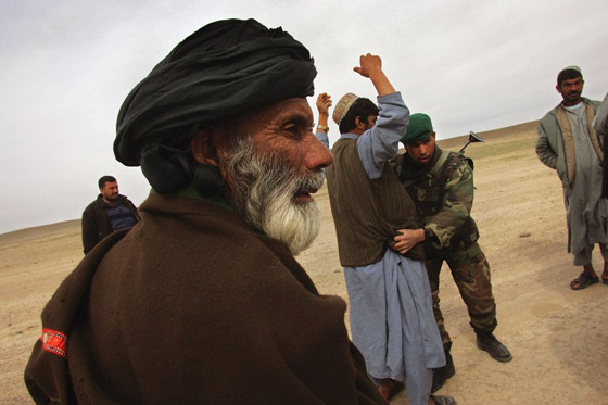 بهدف التسلية.. جنود أمريكيون يقطعون أصابع القتلى الأفغانيين!! صورة رقم 3