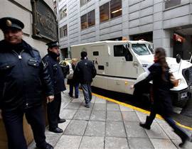 عصابة تسرق مليون دولار بدقيقتين!! صورة رقم 1 عصابة تسرق مليون دولار بدقيقتين!! صورة رقم 1