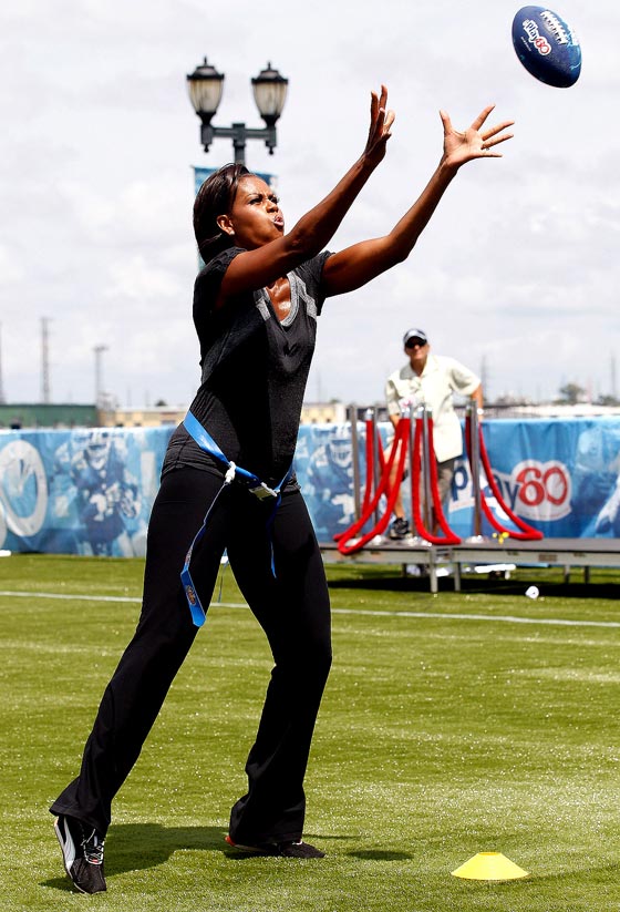 ميشيل اوباما تلعب مع الأطفال كرة القدم الامريكية صورة رقم 4 ميشيل اوباما تلعب مع الأطفال كرة القدم الامريكية صورة رقم 4