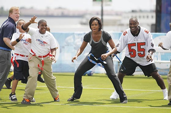 ميشيل اوباما تلعب مع الأطفال كرة القدم الامريكية صورة رقم 2 ميشيل اوباما تلعب مع الأطفال كرة القدم الامريكية صورة رقم 2