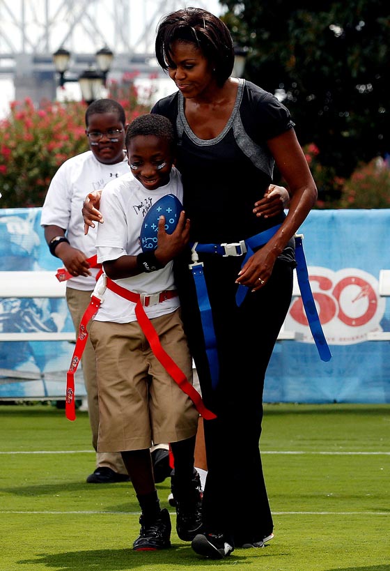 ميشيل اوباما تلعب مع الأطفال كرة القدم الامريكية صورة رقم 8 ميشيل اوباما تلعب مع الأطفال كرة القدم الامريكية صورة رقم 8