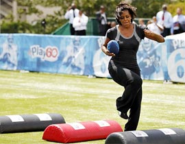 ميشيل اوباما تلعب مع الأطفال كرة القدم الامريكية صورة رقم 1 ميشيل اوباما تلعب مع الأطفال كرة القدم الامريكية صورة رقم 1