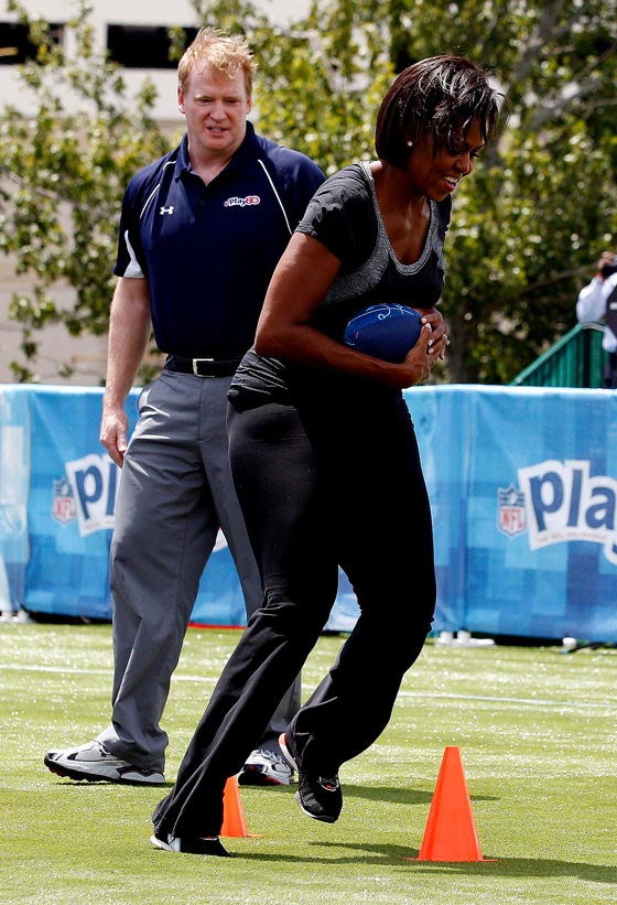 ميشيل اوباما تلعب مع الأطفال كرة القدم الامريكية صورة رقم 9 ميشيل اوباما تلعب مع الأطفال كرة القدم الامريكية صورة رقم 9