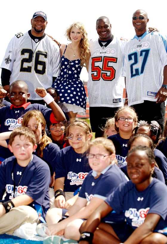 ميشيل اوباما تلعب مع الأطفال كرة القدم الامريكية صورة رقم 6 ميشيل اوباما تلعب مع الأطفال كرة القدم الامريكية صورة رقم 6