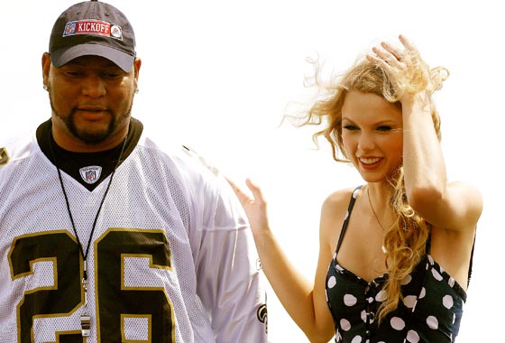 ميشيل اوباما تلعب مع الأطفال كرة القدم الامريكية صورة رقم 10 ميشيل اوباما تلعب مع الأطفال كرة القدم الامريكية صورة رقم 10