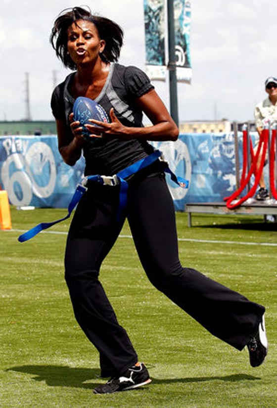 ميشيل اوباما تلعب مع الأطفال كرة القدم الامريكية صورة رقم 11 ميشيل اوباما تلعب مع الأطفال كرة القدم الامريكية صورة رقم 11