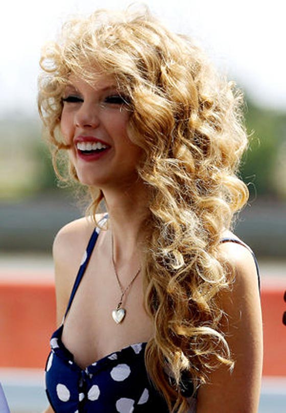 ميشيل اوباما تلعب مع الأطفال كرة القدم الامريكية صورة رقم 7 ميشيل اوباما تلعب مع الأطفال كرة القدم الامريكية صورة رقم 7