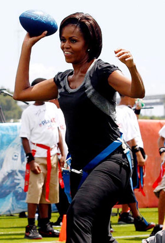 ميشيل اوباما تلعب مع الأطفال كرة القدم الامريكية صورة رقم 5 ميشيل اوباما تلعب مع الأطفال كرة القدم الامريكية صورة رقم 5