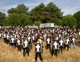 اسبانيا: مئات المتظاهرين يعارضون مطاردة الثيران حتى الموت!  صورة رقم 1