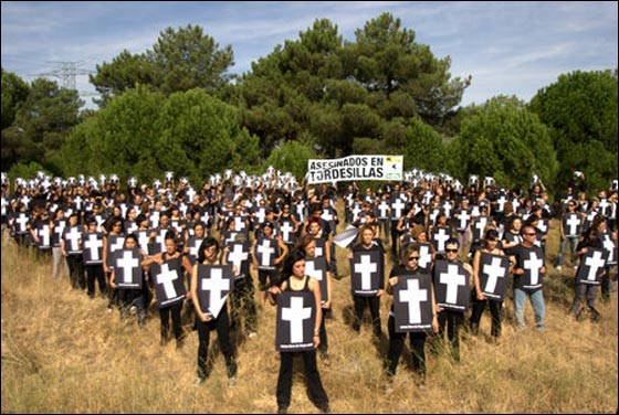 اسبانيا: مئات المتظاهرين يعارضون مطاردة الثيران حتى الموت!  صورة رقم 2