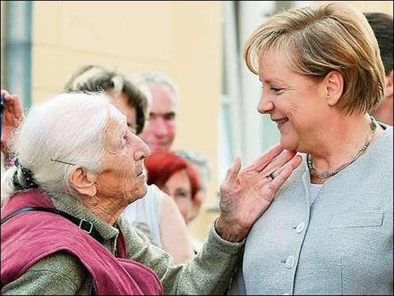 الكشف عن سر العجوز التي لامست وجه المستشارة ميركل! صورة رقم 2