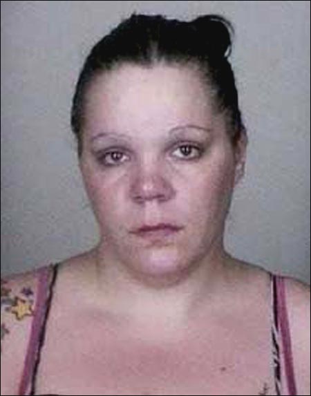 ضبط امرأة تخفي 19 كيسا من المخدرات في حمالة صدرها! صورة رقم 1