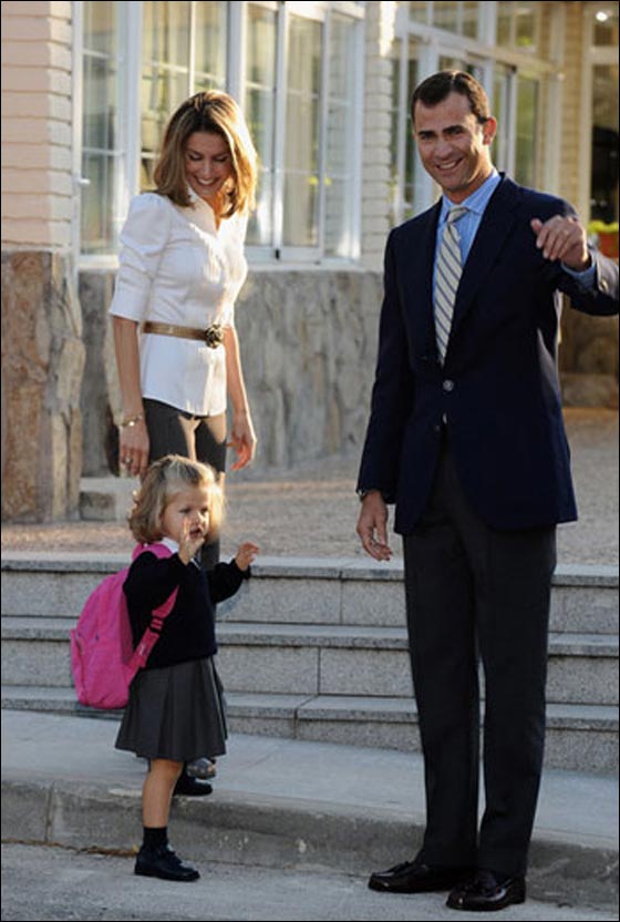 بالحب والحنان.. صور الأميرة في يومها الاول في المدرسة!  صورة رقم 1