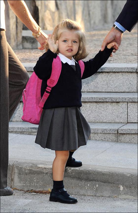 بالحب والحنان.. صور الأميرة في يومها الاول في المدرسة!  صورة رقم 3