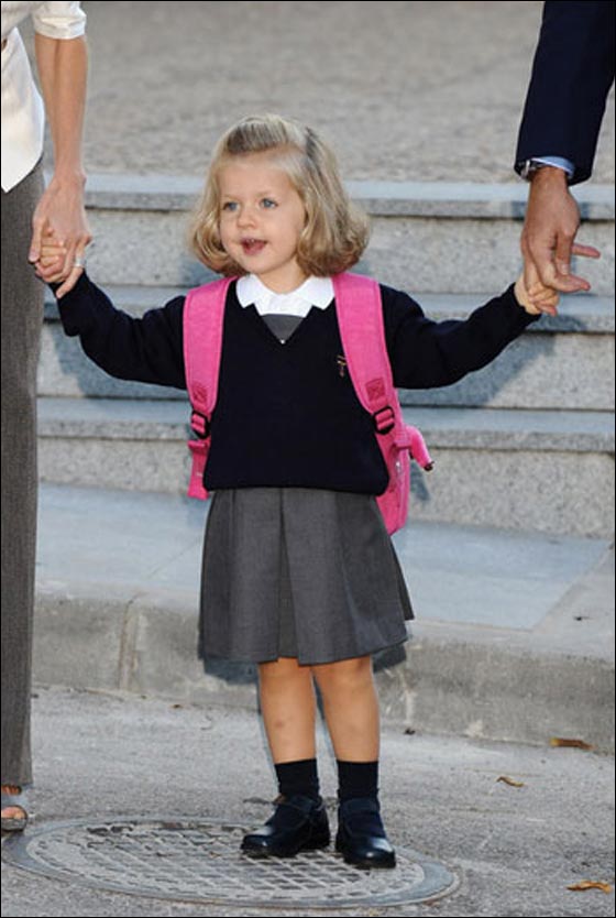 بالحب والحنان.. صور الأميرة في يومها الاول في المدرسة!  صورة رقم 5