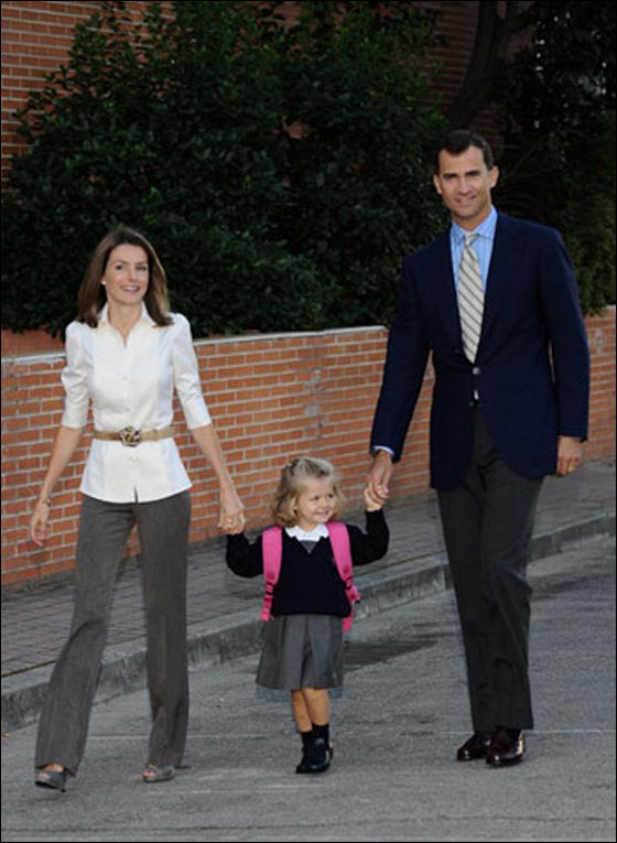 بالحب والحنان.. صور الأميرة في يومها الاول في المدرسة!  صورة رقم 4