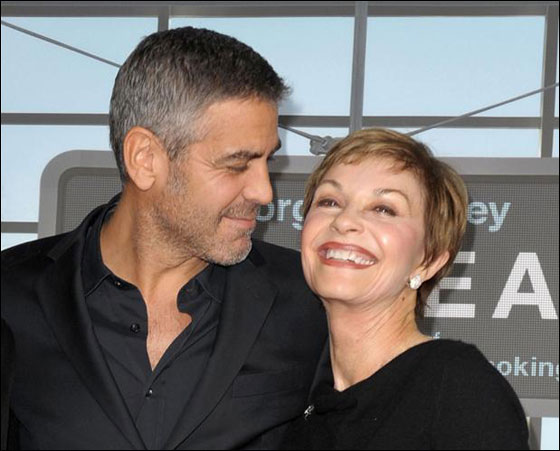 بالصور.. تعرفوا على امهات المشاهير! صورة رقم 2 بالصور.. تعرفوا على امهات المشاهير! صورة رقم 2