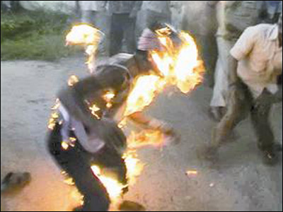 هندي أضرم النار في جسده احتجاجاً على تأخير راتبه! صورة رقم 1