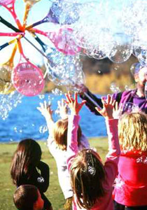 المانية تهاجم أطفالا ببخاخ الفلفل في عيد صديقهم! صورة رقم 1