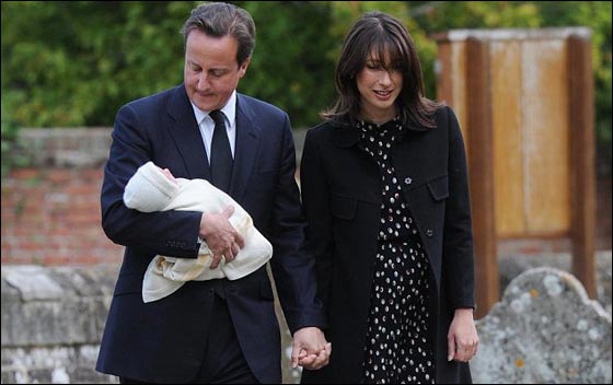 ديفيد كامرون يصطحب طفلته لحضور جنازة جدها! صورة رقم 1 ديفيد كامرون يصطحب طفلته لحضور جنازة جدها! صورة رقم 1