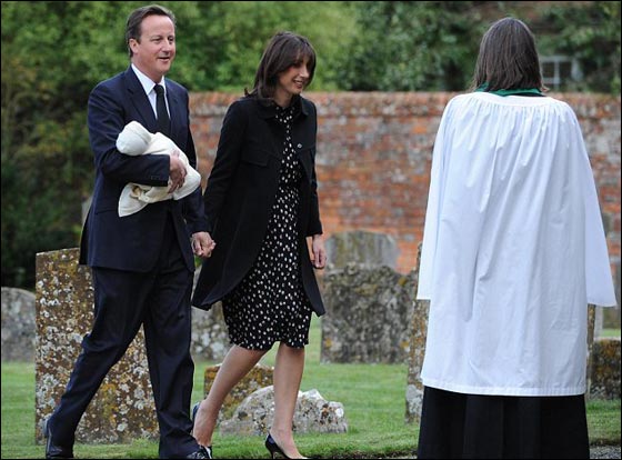 ديفيد كامرون يصطحب طفلته لحضور جنازة جدها! صورة رقم 3 ديفيد كامرون يصطحب طفلته لحضور جنازة جدها! صورة رقم 3