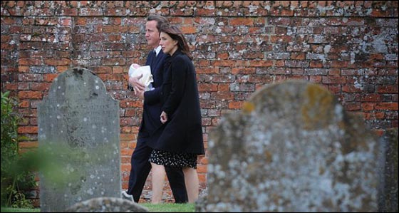 ديفيد كامرون يصطحب طفلته لحضور جنازة جدها! صورة رقم 4 ديفيد كامرون يصطحب طفلته لحضور جنازة جدها! صورة رقم 4