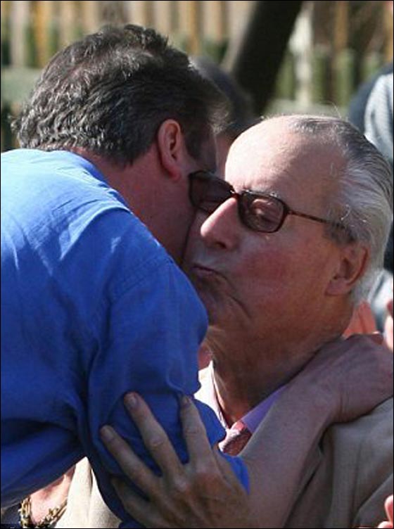 ديفيد كامرون يصطحب طفلته لحضور جنازة جدها! صورة رقم 5 ديفيد كامرون يصطحب طفلته لحضور جنازة جدها! صورة رقم 5