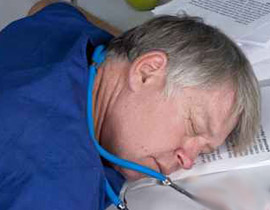 علم بشلل والدته.. فقتلها هي وطبيبها وانتحر!! صورة رقم 1