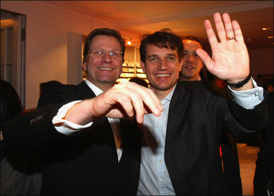 وزير الخارجية الألماني يتزوج من شريكه بحضور 20 شخص!! صورة رقم 5 وزير الخارجية الألماني يتزوج من شريكه بحضور 20 شخص!! صورة رقم 5