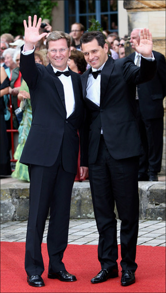 وزير الخارجية الألماني يتزوج من شريكه بحضور 20 شخص!! صورة رقم 6 وزير الخارجية الألماني يتزوج من شريكه بحضور 20 شخص!! صورة رقم 6