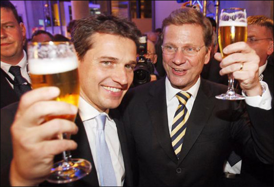 وزير الخارجية الألماني يتزوج من شريكه بحضور 20 شخص!! صورة رقم 7 وزير الخارجية الألماني يتزوج من شريكه بحضور 20 شخص!! صورة رقم 7