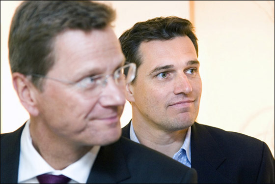 وزير الخارجية الألماني يتزوج من شريكه بحضور 20 شخص!! صورة رقم 4 وزير الخارجية الألماني يتزوج من شريكه بحضور 20 شخص!! صورة رقم 4